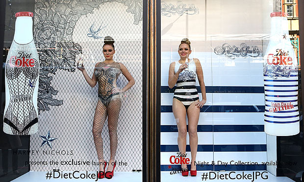 Gaultier monta vitrine de loja para divulgar garrafas de Coca-Cola Diet