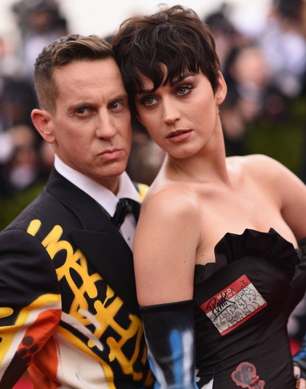 Jeremy Scott, estilista da Moschino, ganha documentário sobre sua carreira; confira o trailer