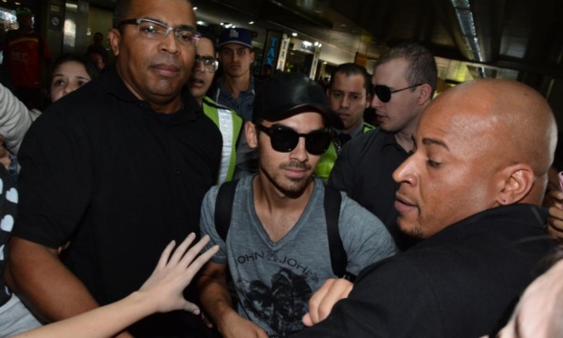 Joe Jonas causa alvoroço em São Paulo