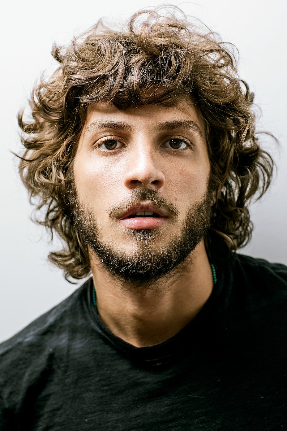 Chay Suede: “já contei piadas machistas que me envergonham”