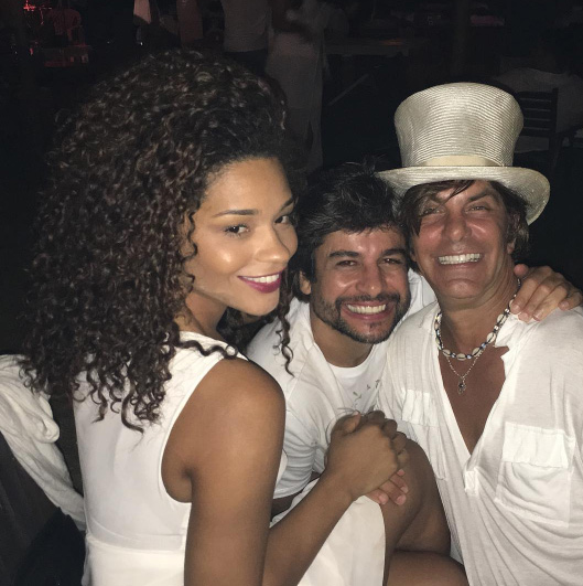 Juliana Alves arrasou com os cachos volumosos virados para o lado em festa de Réveillon