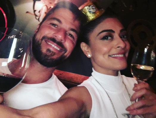 Juliana Paes deixou as sobrancelhas bem marcadas e caprichou no delineador gatinho