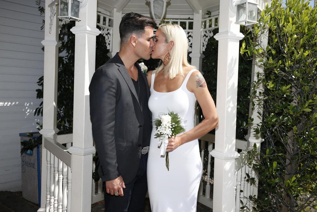 Juliano Cazarré e Letícia Bastos renovam votos de casamento