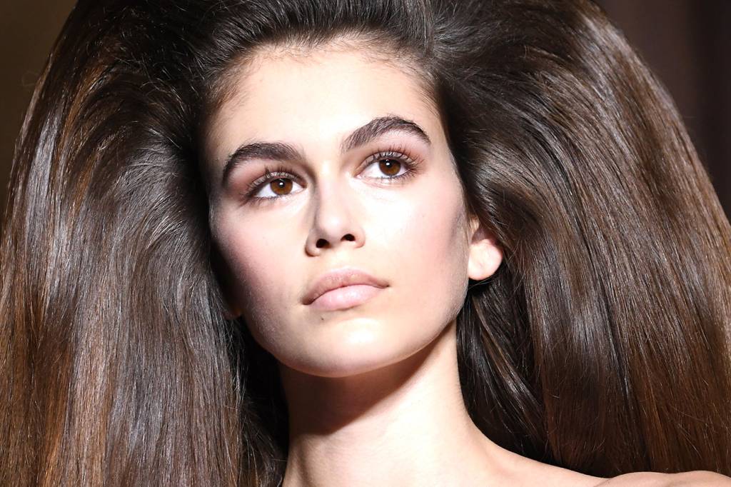 Kaia Gerber usou o vestido mais impressionante da semana de Alta-Costura