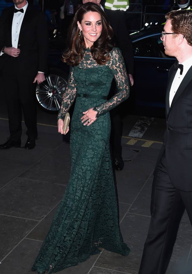 <b>17 de março de 2017</b> - A viagem de Kate e William para Paris começou com um jantar de gala na e<span>mbaixada britânica da cidade. Para a ocasião, a Duquesa de Cambridge elegeu um longo assinado por <strong>Jenny Packham</strong>, uma de suas estilistas favoritas. Prata, repleto de bordados e com transparências no colo e nas mangas, o modelo chamou atenção no evento.</span> <b>17 de março de 2017</b> - A viagem de Kate e William para Paris começou com um jantar de gala na e<span>mbaixada britânica da cidade. Para a ocasião, a Duquesa de Cambridge elegeu um longo assinado por <strong>Jenny Packham</strong>, uma de suas estilistas favoritas. Prata, repleto de bordados e com transparências no colo e nas mangas, o modelo chamou atenção no evento.</span>