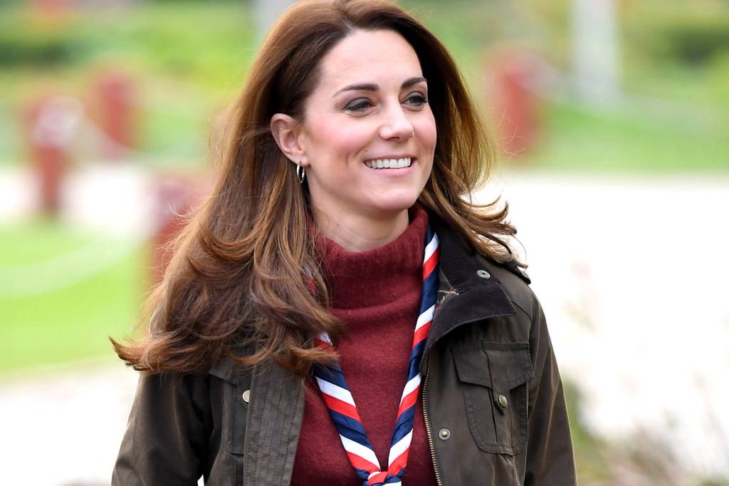 Com calça skinny, Kate Middleton monta look belo (e repetido)