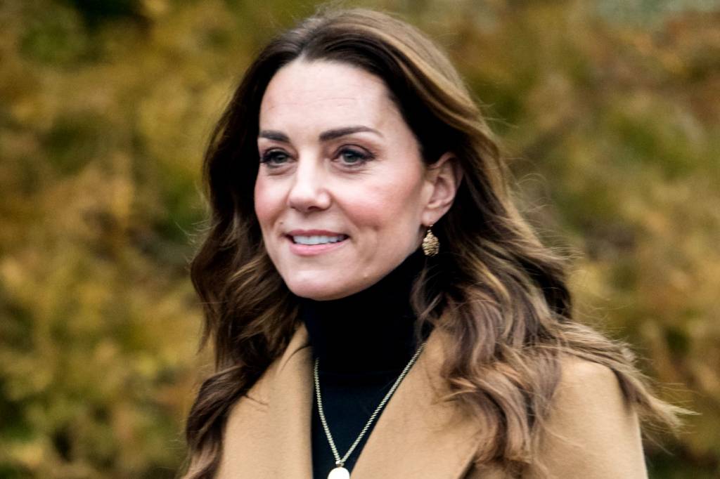 Kate Middleton sai da zona de conforto e usa look com estampa de leopardo