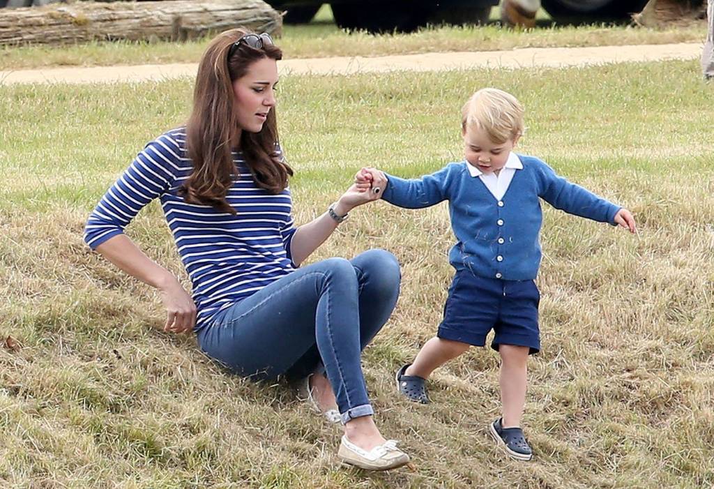 Blusa usada por Kate Middleton esgota em segundos e tem lista de espera de 3 meses