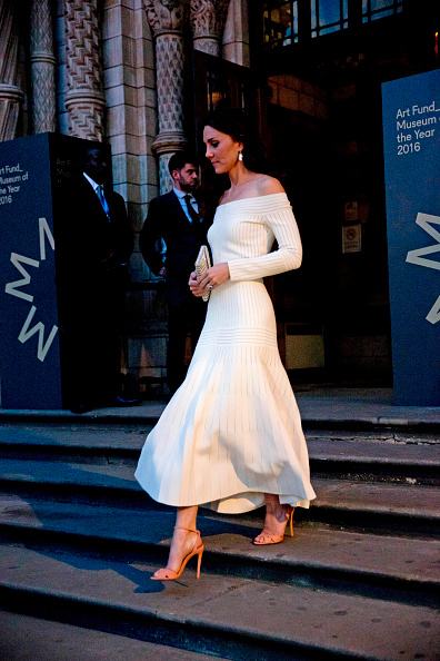 <strong>Kate Middleton</strong> veste <strong>Barbara Casasola</strong>. A Duquesa de Cambridge apostou em vestido da estilista gaúcha radicada em Londres. Nos pés, sandálias <strong>Schutz</strong>. <strong>Kate Middleton</strong> veste <strong>Barbara Casasola</strong>. A Duquesa de Cambridge apostou em vestido da estilista gaúcha radicada em Londres. Nos pés, sandálias <strong>Schutz</strong>.