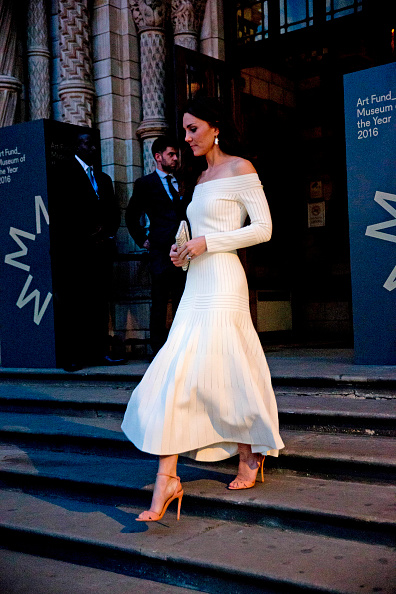 <strong>Kate Middleton</strong> veste <strong>Barbara Casasola</strong>. A Duquesa de Cambridge apostou em vestido da estilista gaúcha radicada em Londres. Nos pés, sandálias <strong>Schutz</strong>.