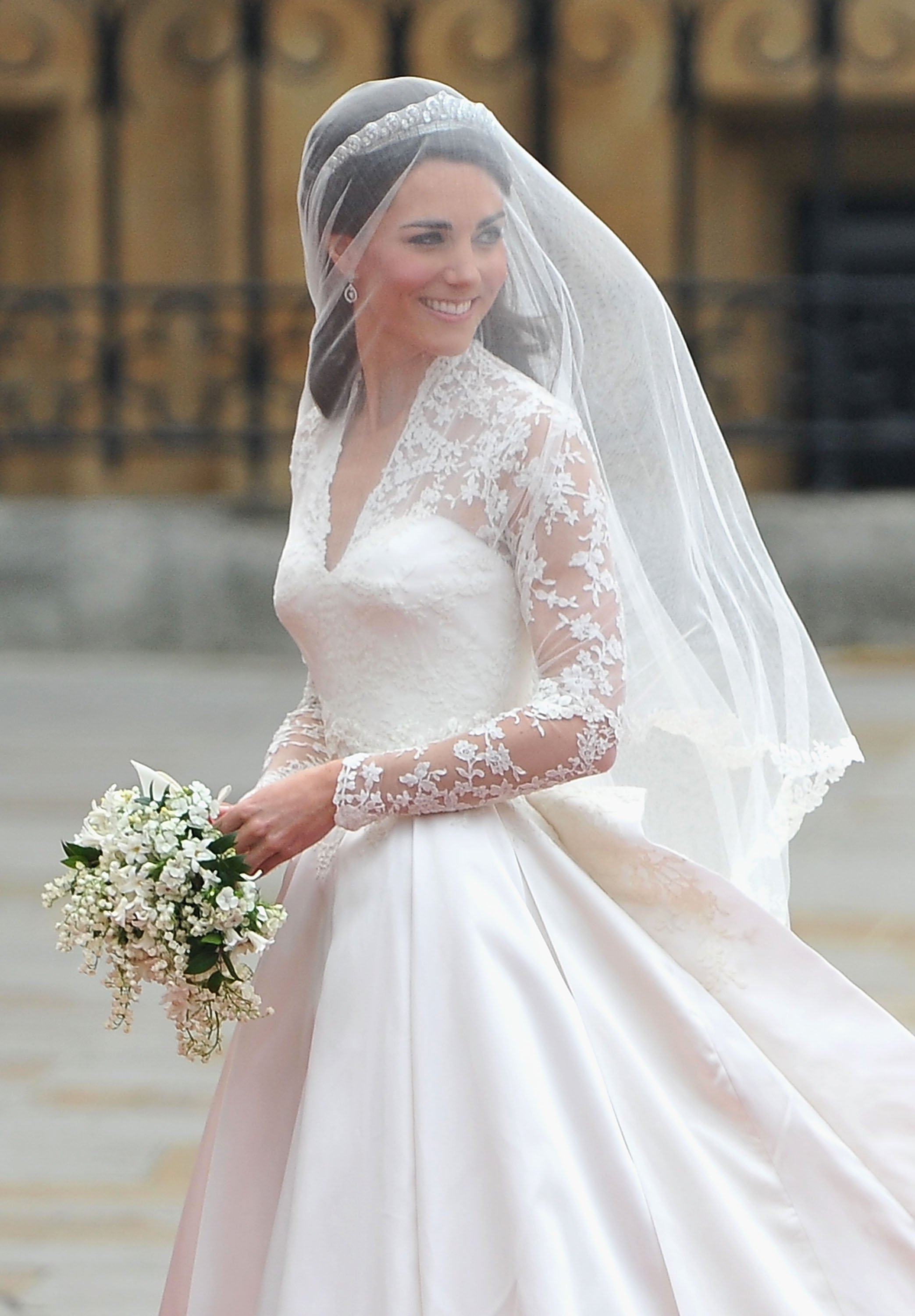 Alexander McQueen é processada por suposta cópia do vestido de noiva de  Kate Middleton | CLAUDIA