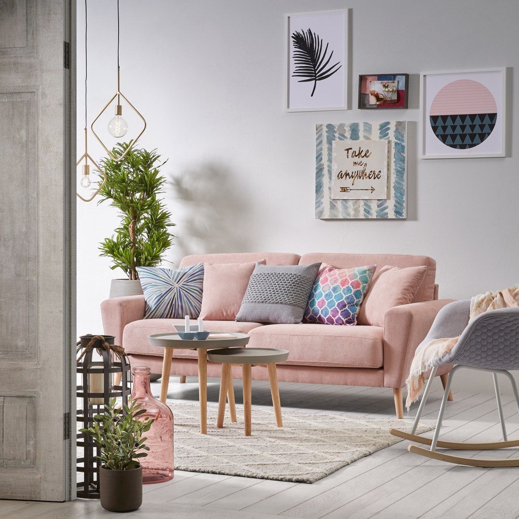 sofá rosa millennial