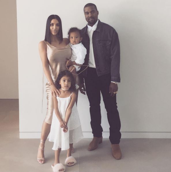 <span>A família celebrou a Páscoa com estilo. Kim estava maravilhosa com um vestido dourado e sandália de tiras, enquanto Kanye optou por algo casual de jaqueta jeans, camisa branca, calças pretas e botas.</span>