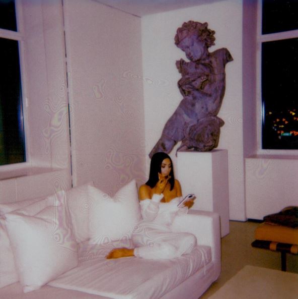 Plena e minimalista comendo uma pizza na sala. Plena e minimalista comendo uma pizza na sala.