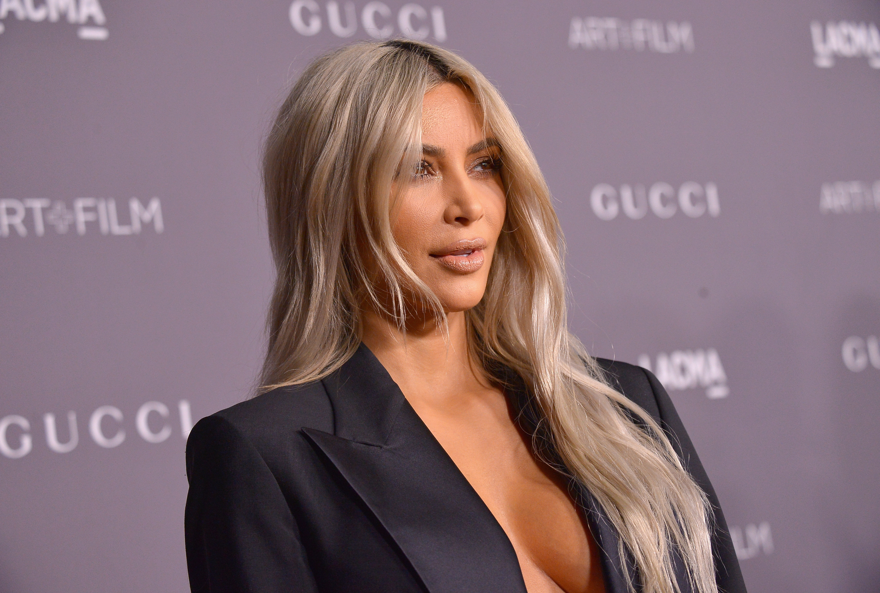 Cabelo Rosa de Kim Kardashian não é peruca, confirma a celeb, Celebridades