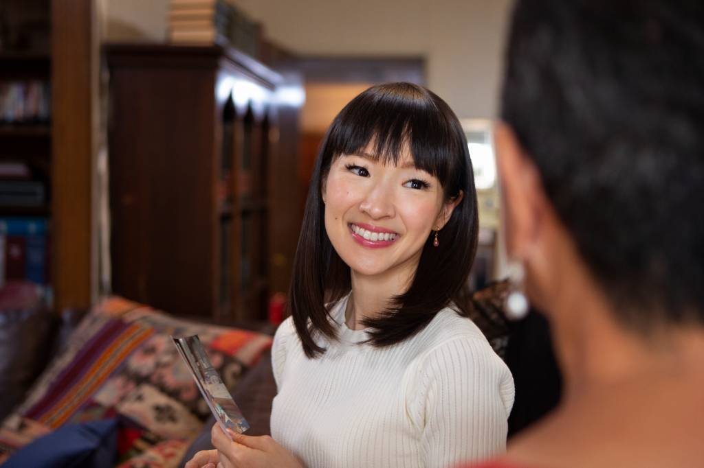 Marie Kondo ensina em vídeo como dobrar peças de roupas difíceis