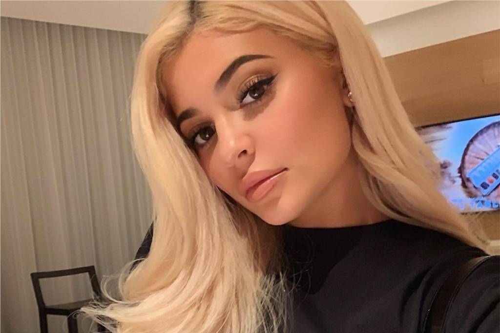 Kylie Jenner adota tendência da bota branca com modelo de grife brasileira