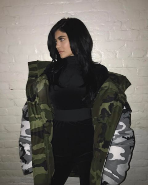 <strong>Kylie Jenner:</strong> doudoune camuflado oversized: a caçula do clã Kardashian-Jenner também aderiu à tendência militar! <strong>Kylie Jenner:</strong> doudoune camuflado oversized: a caçula do clã Kardashian-Jenner também aderiu à tendência militar!