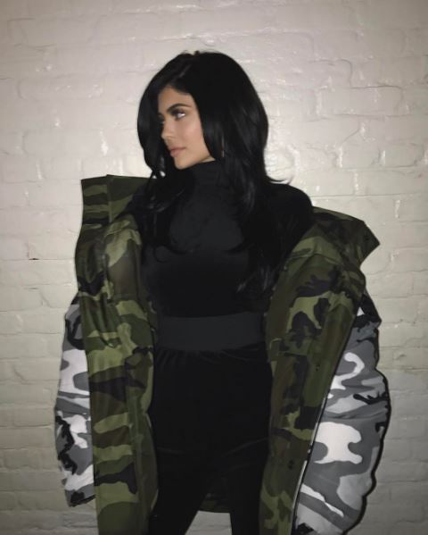<strong>Kylie Jenner:</strong> doudoune camuflado oversized: a caçula do clã Kardashian-Jenner também aderiu à tendência militar!