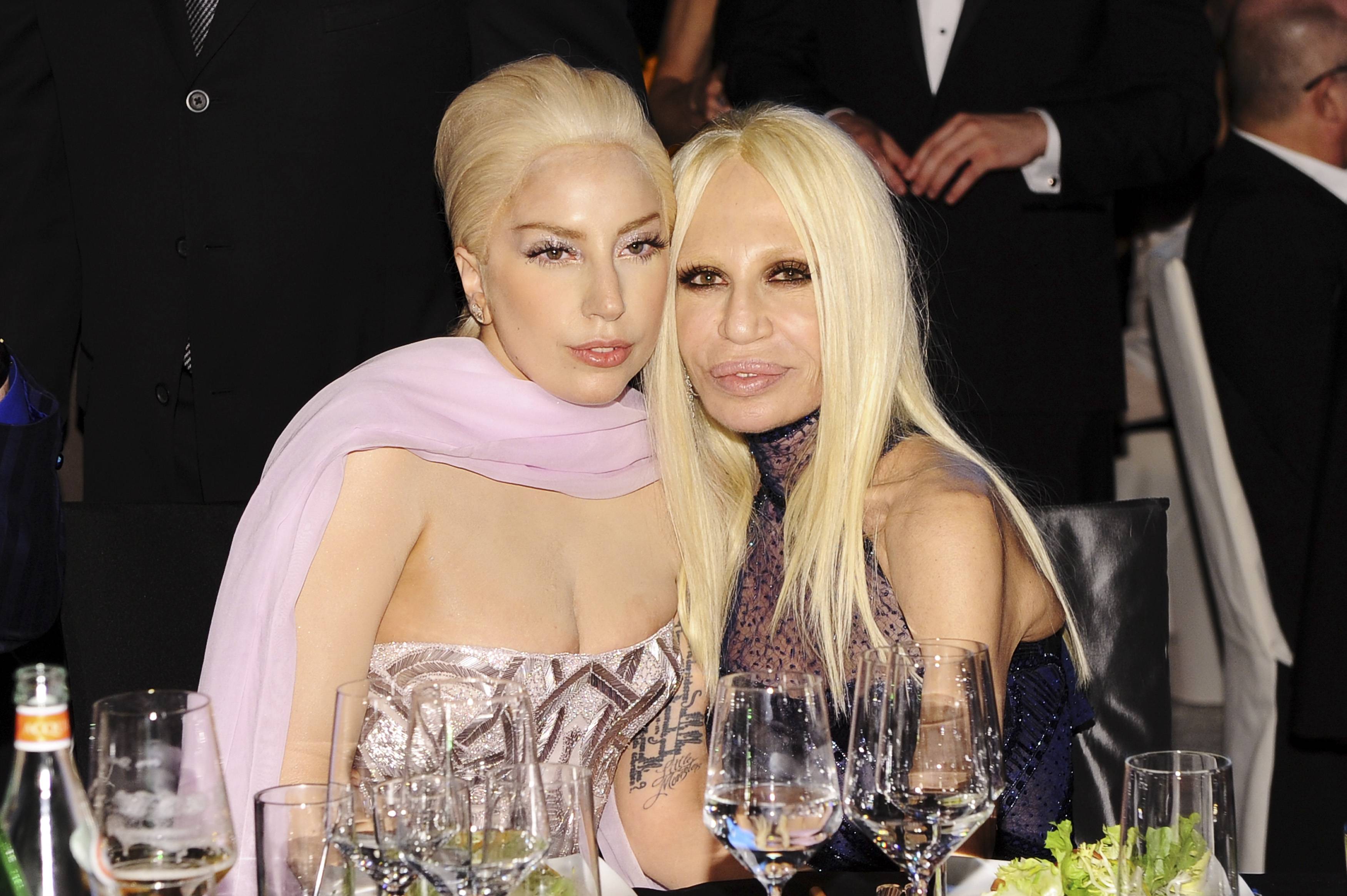 Donatella Versace.  Celebridades, Donatella versace, Celebridades antes e  depois