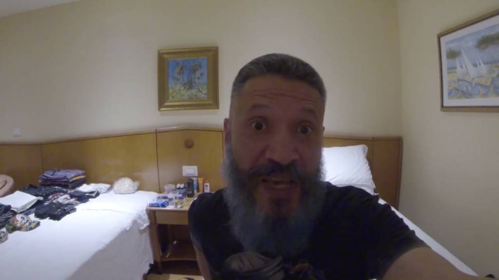 Laércio polemiza em vídeo: “Tenho um lado feminino e lésbico”