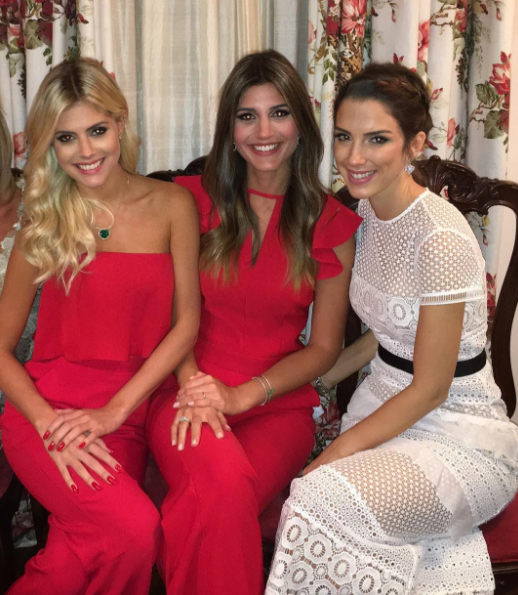 Lala Rudge usou um macacão vermelho para celebrar com Maria e Tamara Rudge