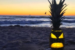 Lanterna de abacaxi para Halloween
