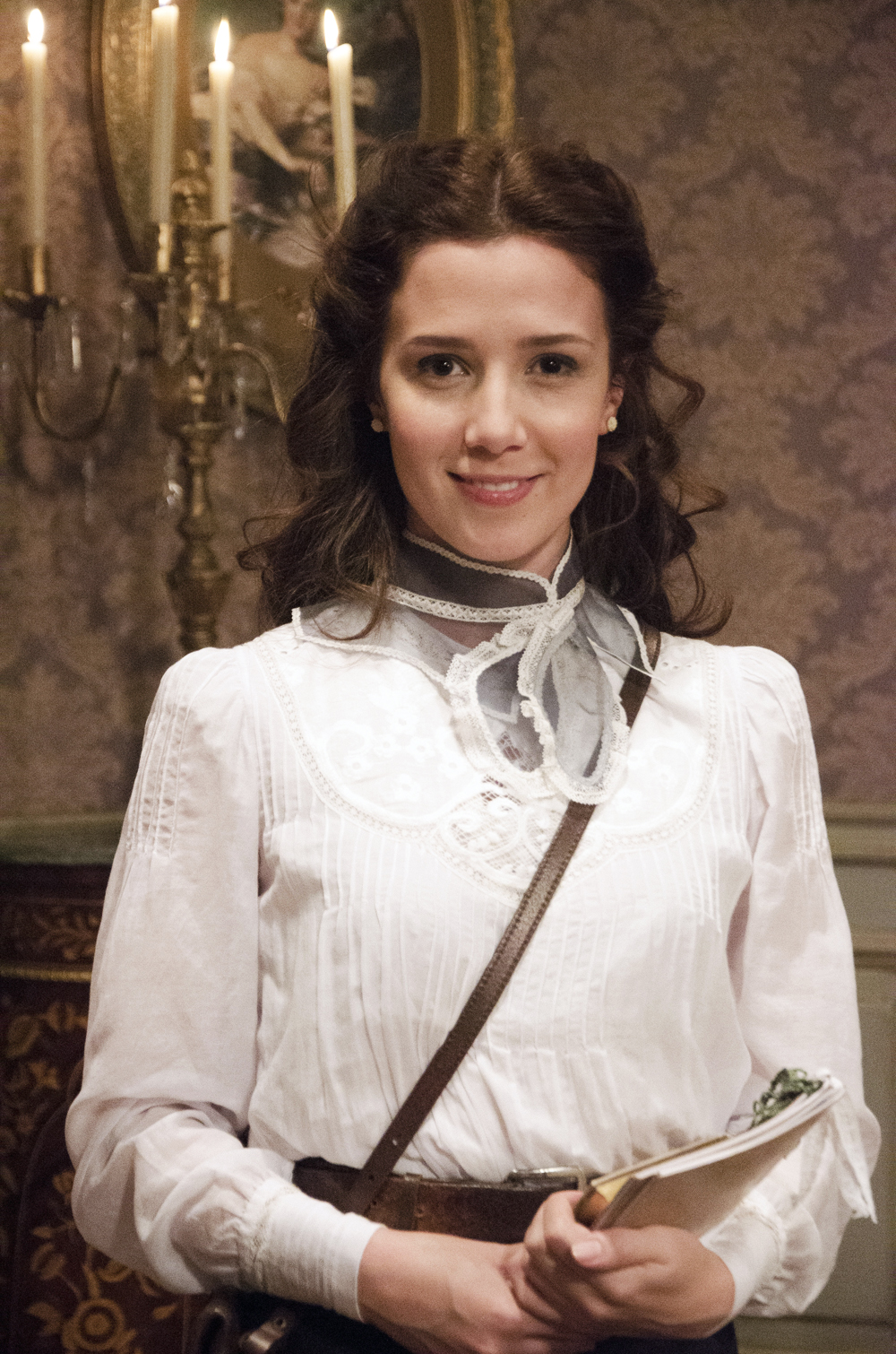 Lado a Lado: Laura é atropelada após discutir com Constância