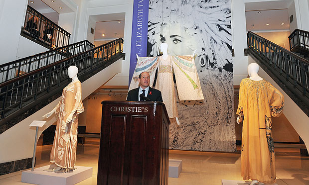 Veja as roupas do leilão milionário de Elizabeth Taylor