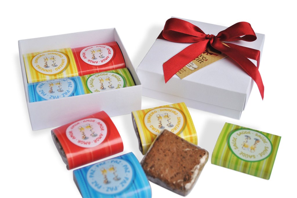 Caixa recheada com 4 brownies (opções em chocolate belga, brigadeiro e brownie branco) - ideias de lembrancinhas de natal