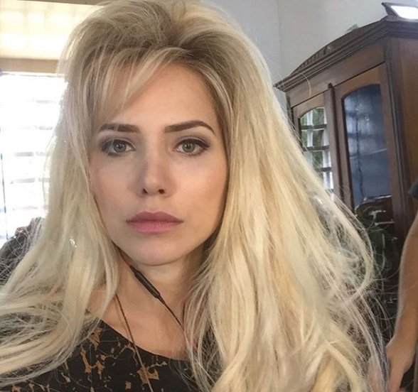 Letícia Colin fica loiríssima e usa megahair