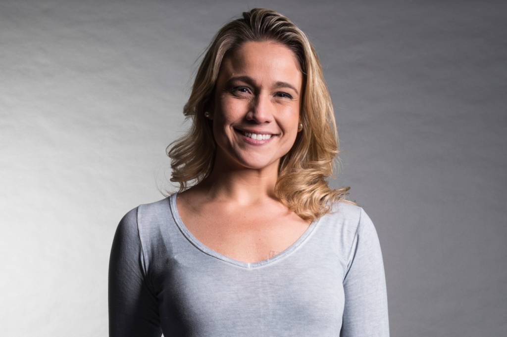 Fernanda Gentil mudou o visual e está morena!