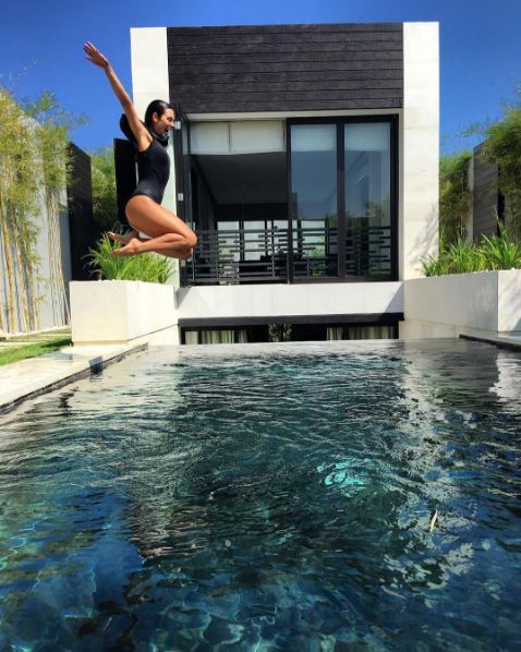 Os looks e as paisagens da viagem de Isis Valverde à Indonésia