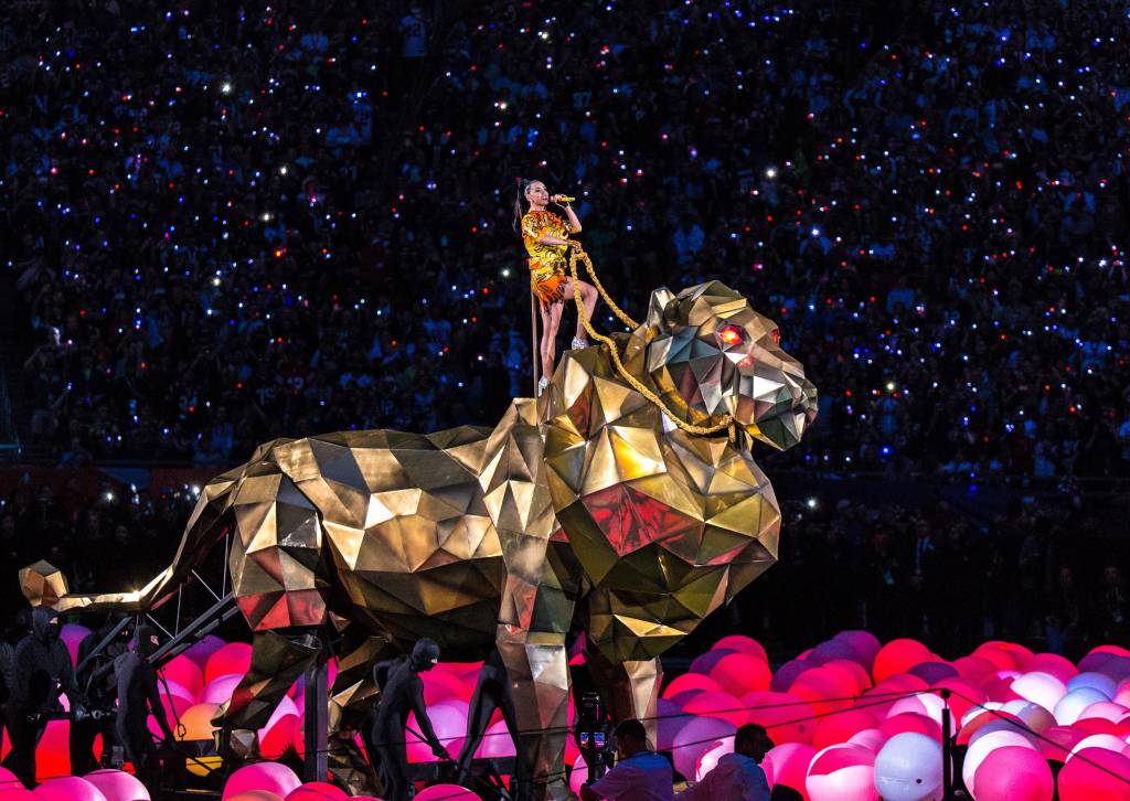 Super Bowl: os looks de Katy Perry no show do intervalo