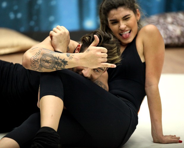 Lucas Lucco morde sua instrutora em Dança dos Famosos