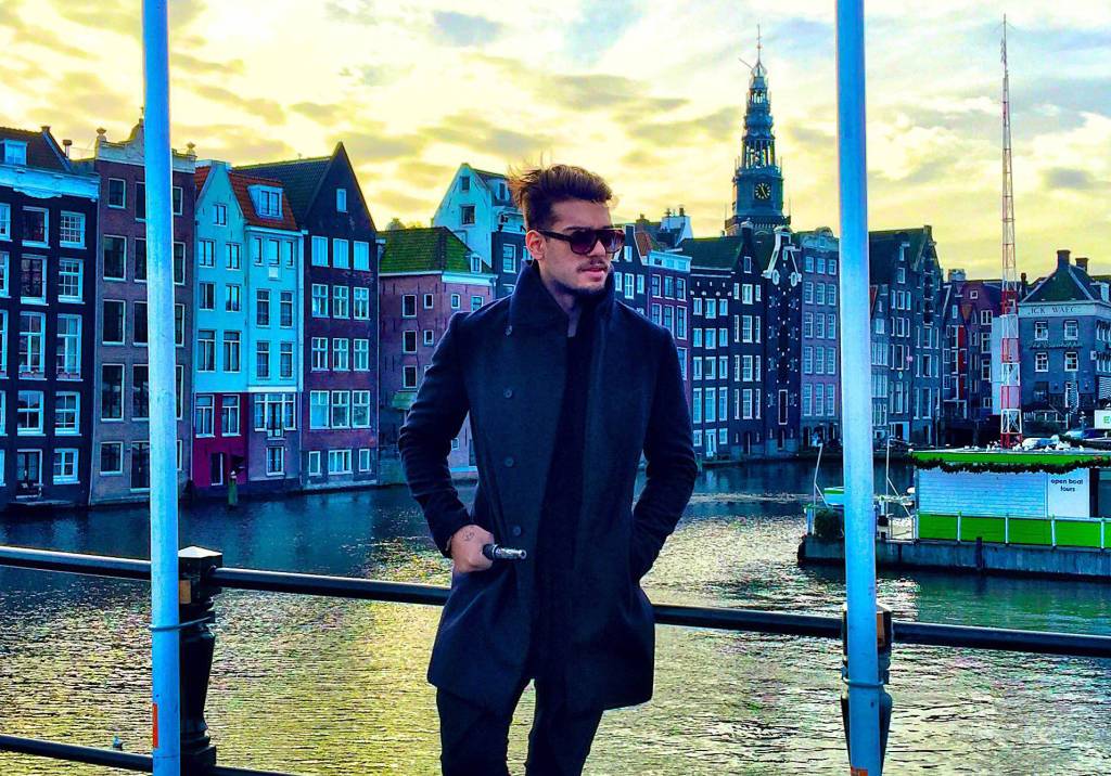 Lucas Lucco faz mochilão pela Europa com a mãe