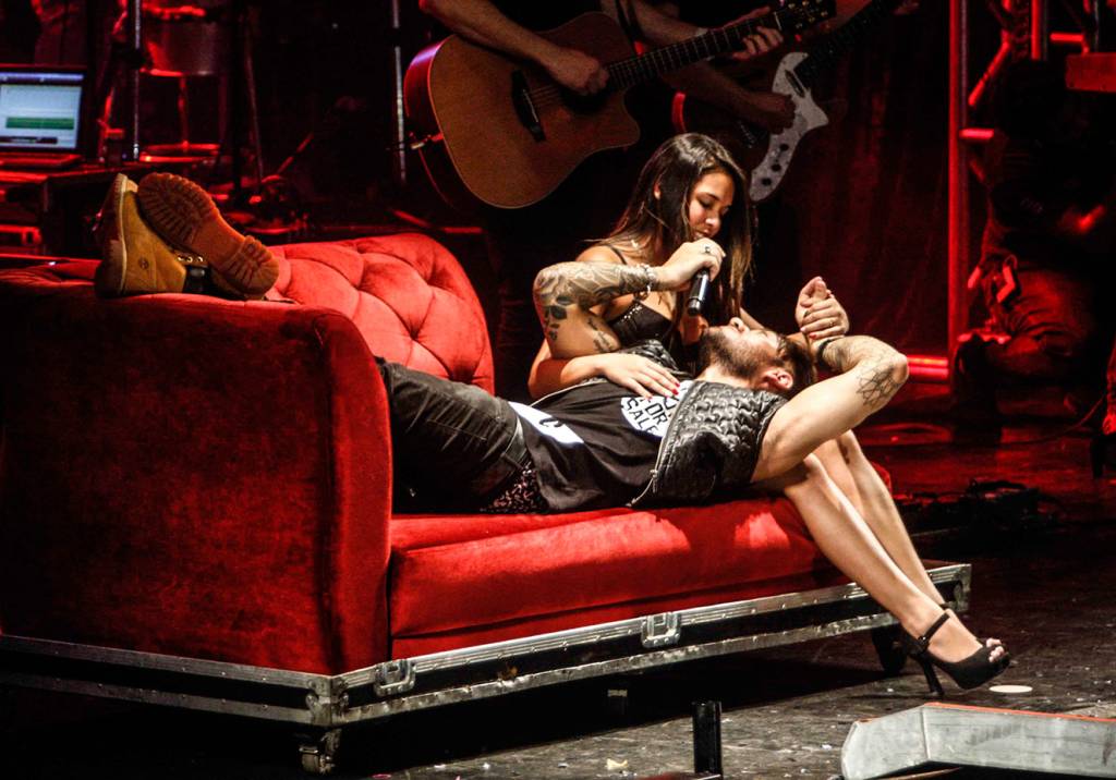 Lucas Lucco canta deitado no colo de fã