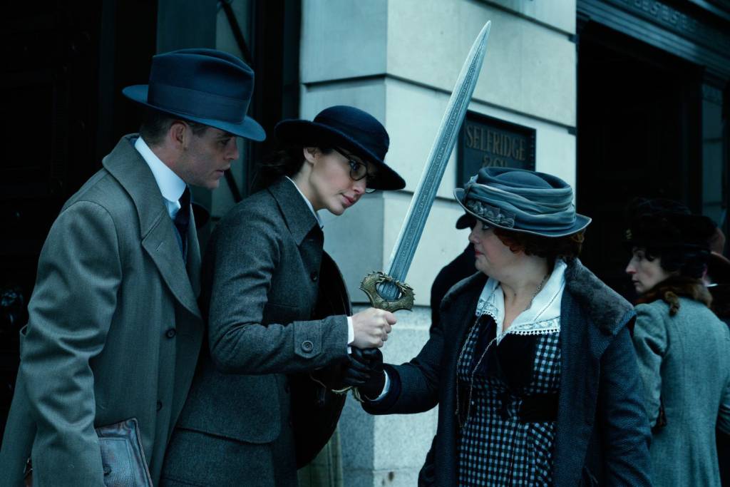 Lucy Davis, Chris Pine e Gal Gadot em “Mulher-Maravilha”