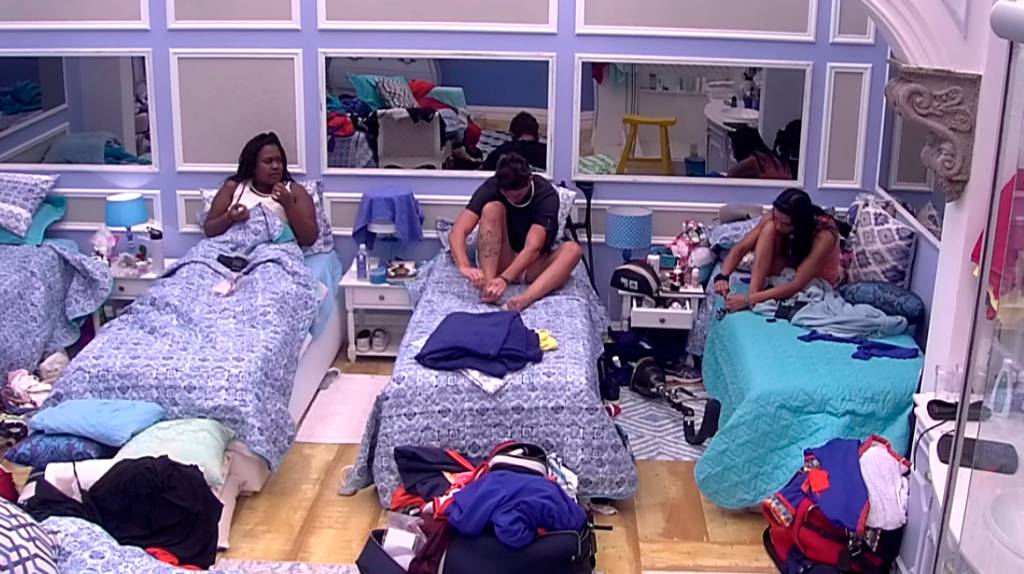 luiz-felipe-corta-unha-do-pe-bbb17 luiz-felipe-corta-unha-do-pe-bbb17