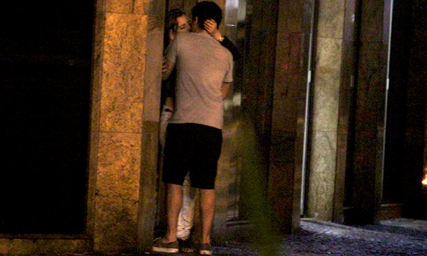 Traição: Marcelo Adnet é fotografado beijando outra mulher