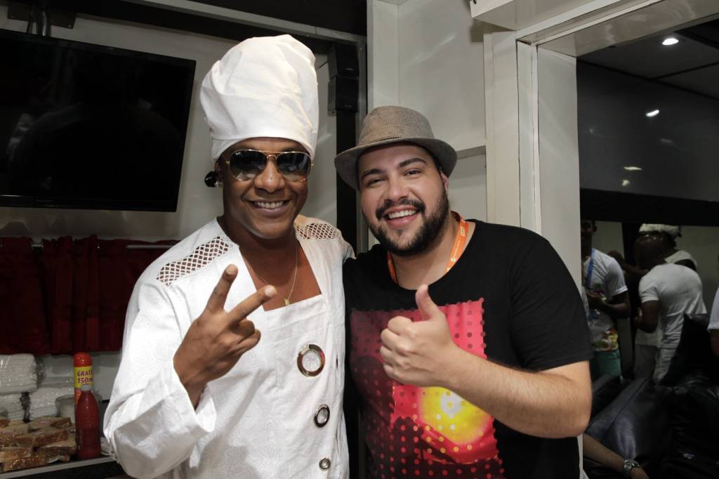 Tiago Abravanel visita o trio do Psirico em Salvador