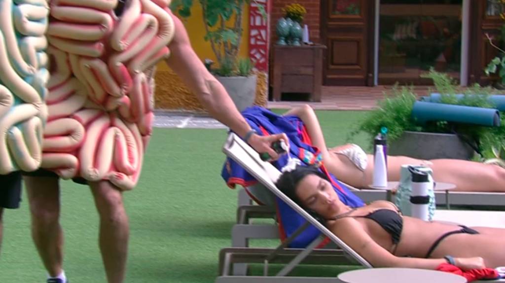 marcos-coloca-creme-em-mayara-bbb17