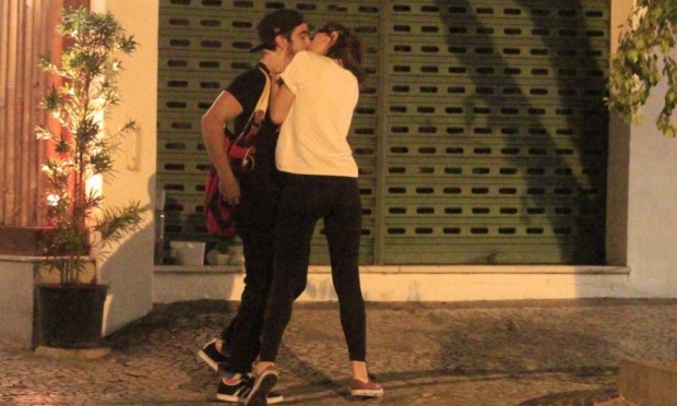 Caio Castro e Maria Casadevall são vistos aos beijos no Rio de Janeiro