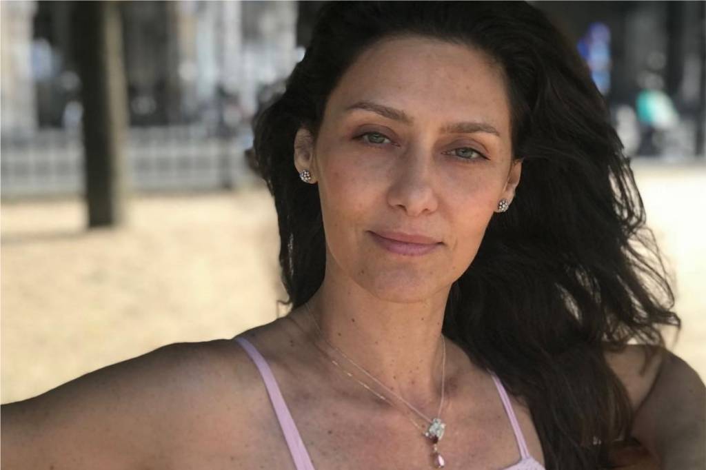 Maria Fernanda Cândido está com os cabelos curtinhos para novo papel