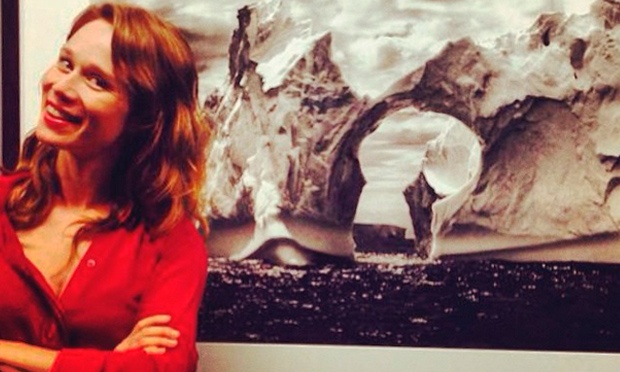 Adeus ao platinado! Mariana Ximenes escure os cabelos