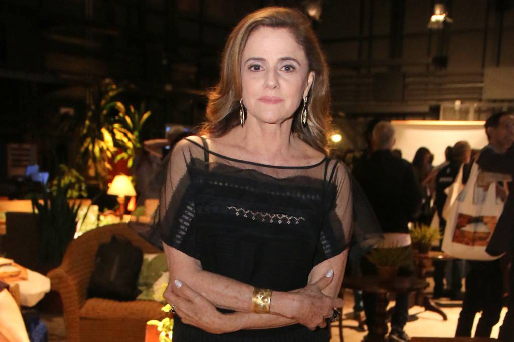 Marieta Severo é internada com quadro leve de pneumonia