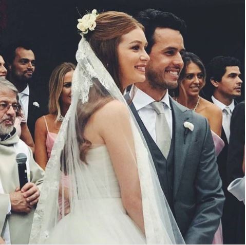 Galvão Bueno narra enquanto Marina Ruy Barbosa joga buquê