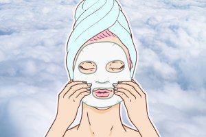 Mulher aplicando uma máscara facial