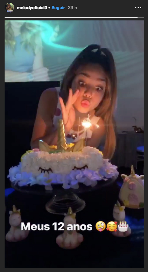 Melody assoprando as velas do aniversário de 12 anos Melody assoprando as velas do aniversário de 12 anos