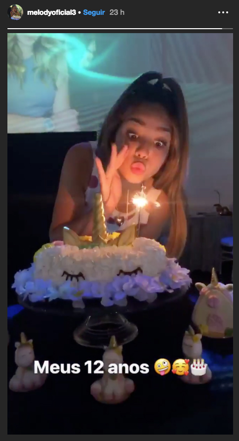 Melody assoprando as velas do aniversário de 12 anos